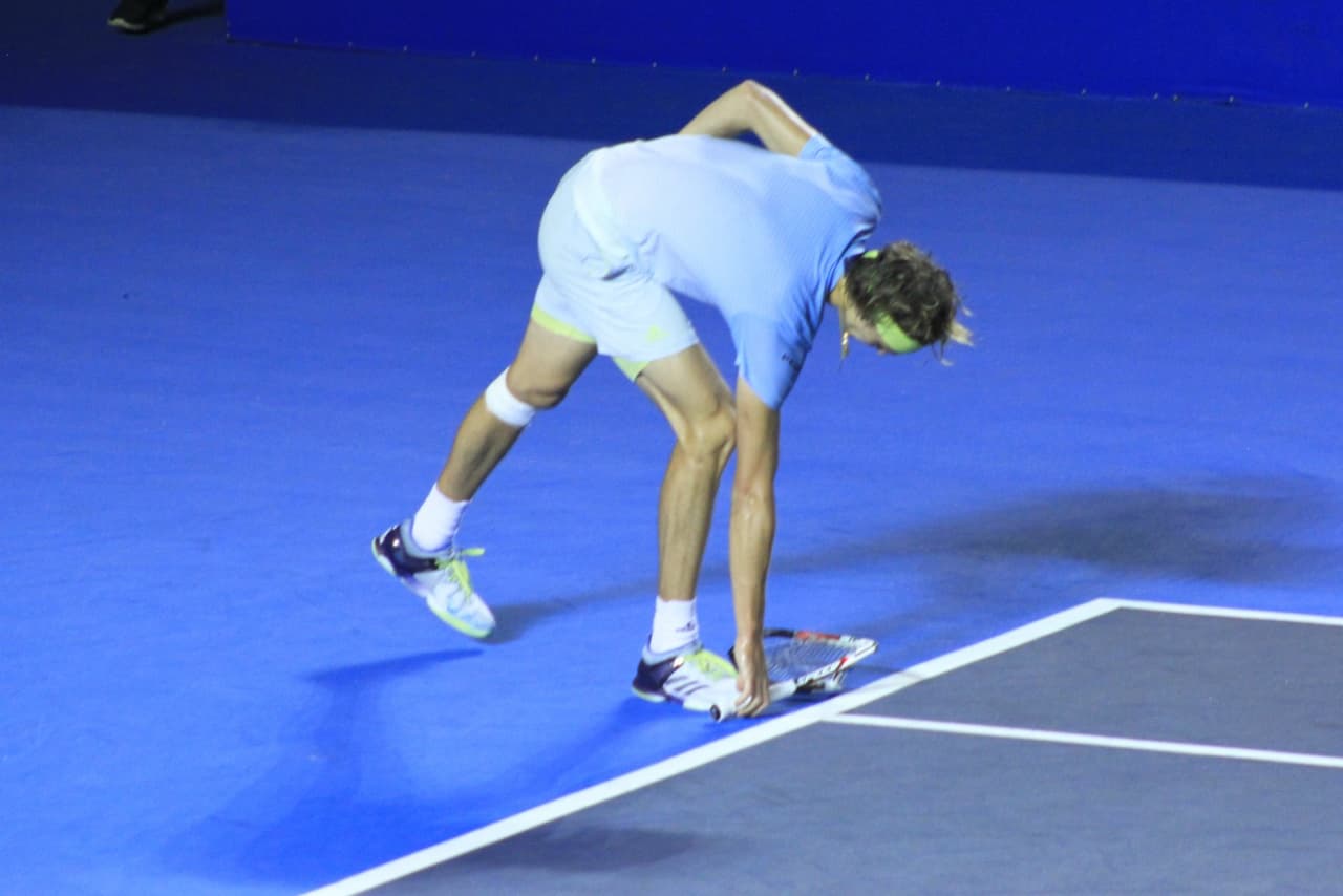 Alexander Zverev cayó en las Semifinales del Abierto Mexicano de tenis a manos de Juan Martín del Potro, y quien lo sufrió más fue... su raqueta.