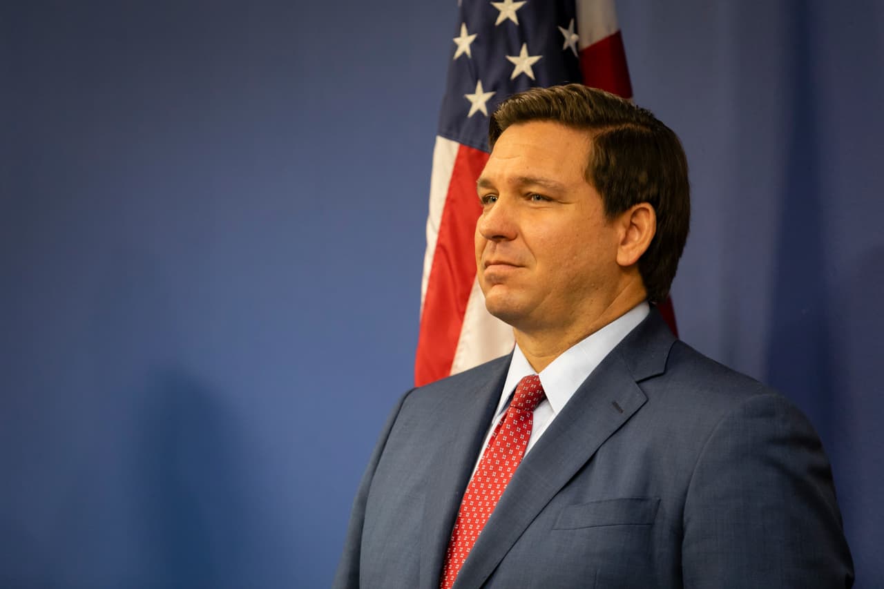 El gobernador de Florida, Ron DeSantis, atacó al presidente Joe Biden este viernes en una conferencia de prensa, aludiendo al discurso de éste por el aniversario de la pandemia del coronavirus.
<br>