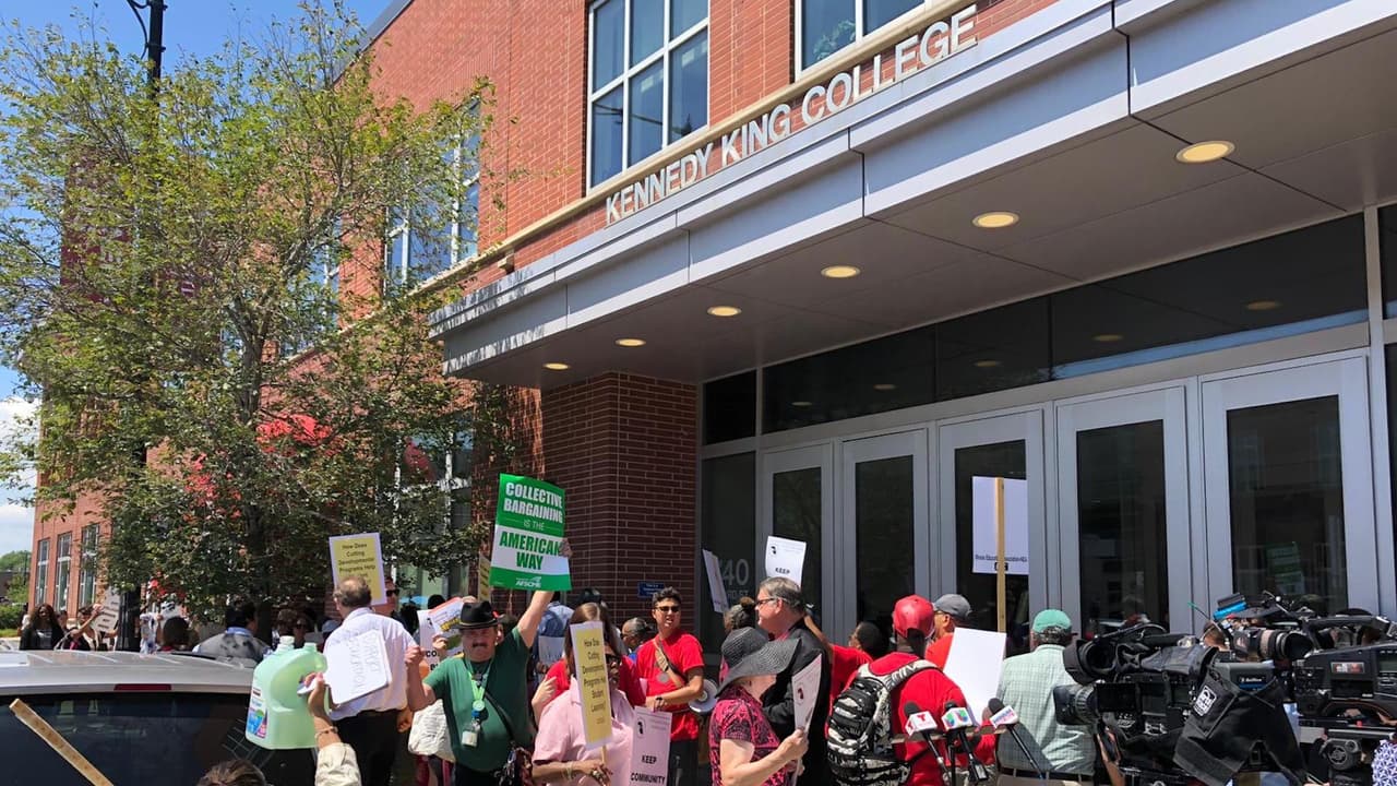 Manifestantes protestan contra iniciativa de recortar horas de inglés como segunda lengua.