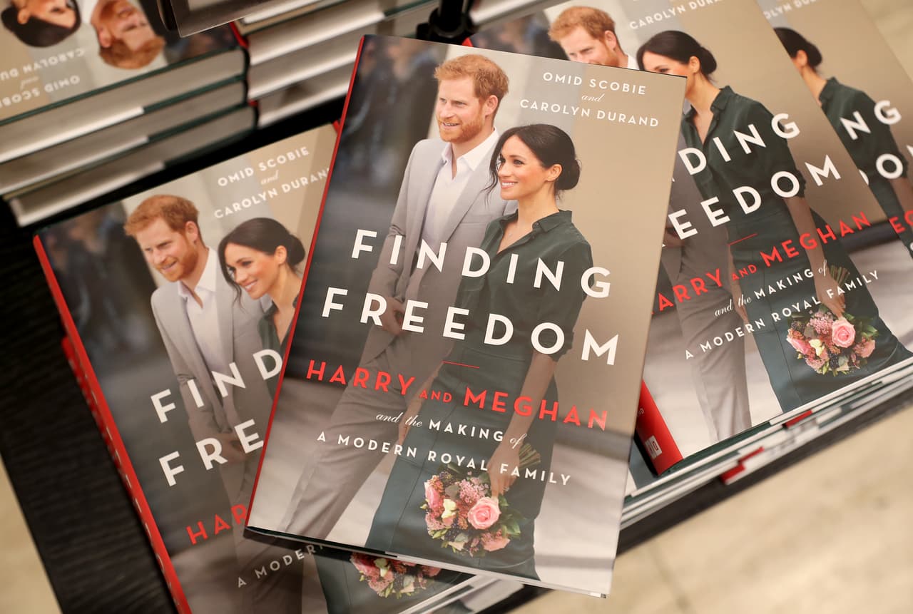 Pero ahora, en una 
<b>nueva edición del polémico libro 'Finding Freedom'</b> sobre Meghan Markle y el príncipe Harry, se afirma que los Sussex han dicho que la reina Isabel no se ha hecho cargo como debe de ser de los problemas que plantearon durante la entrevista con Oprah Winfrey.
<br>