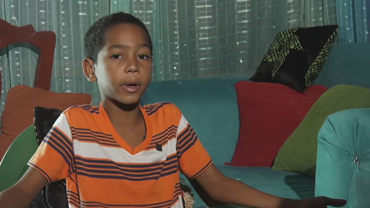 Tiene 9 años y recoge botellas para darle una casa a su madre. También tiene un sueño: quiere ser bailarín 