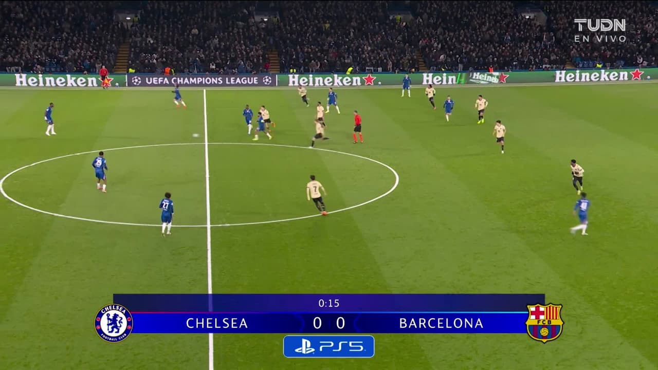 Arranca el partido y la pelota está en juego.