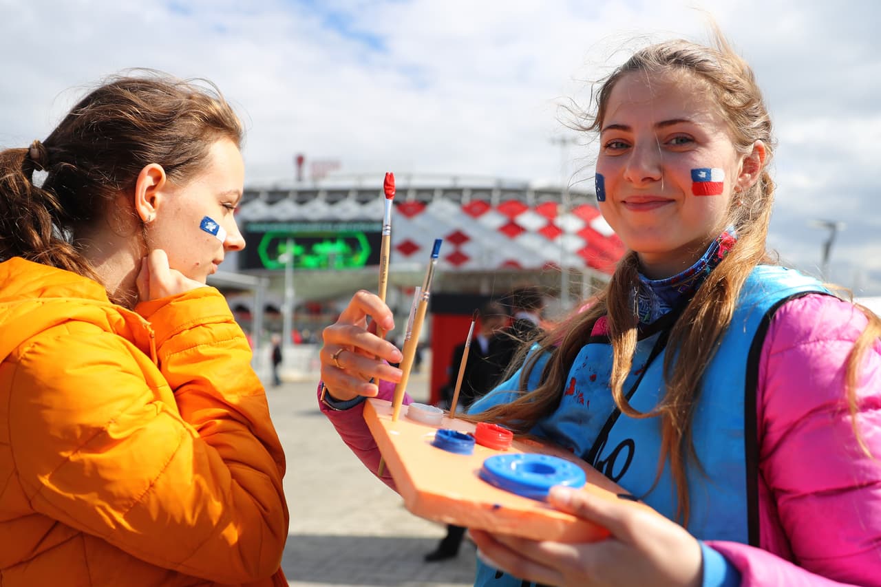La organización de la Copa estuvo presente para ayudar a los fanáticos a estar más a tono con la ocasión pintando las banderas de los competidores.