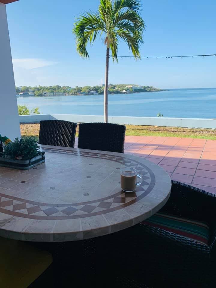 En Guánica, Yolanda Roodenburg nos cuenta que en Playa Santa el clima es soleado y que se siente mucho calor.