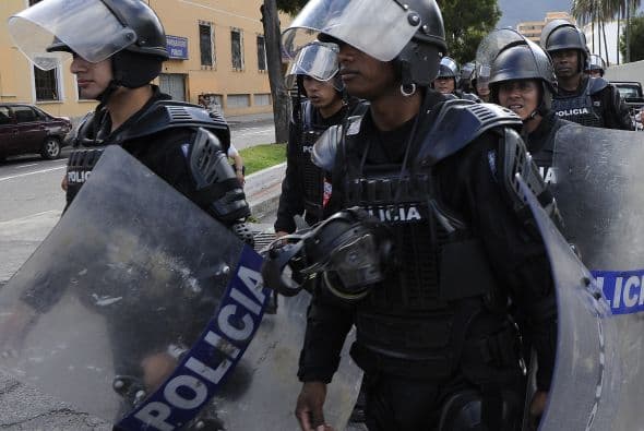 Decenas de policías tomaron varios regimientos en las tres principales ciudades del país -Quito, Guayaquil y Cuenca-, un día después de que la mayoría oficialista aprobara una ley que regulará el servicio público y les quita beneficios.