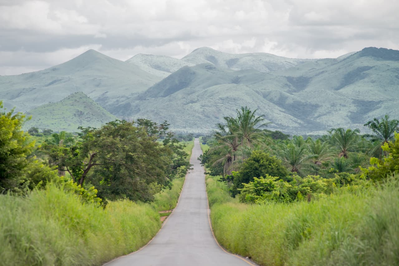 <b>Angola</b>. La naciente industria turística en este país comienza a mostrar al mundo sus muchos tesoros. Entre ellos se cuenta una reserva que alberga la manada de elefantes más grande del mundo y los humedales subsaharianos, donde investigadores han identificado decenas de nuevas especies. Los viajeros se integran con científicos en las hermosas áreas protegidas que pueden ser admiradas desde el agua, la tierra y el aire.