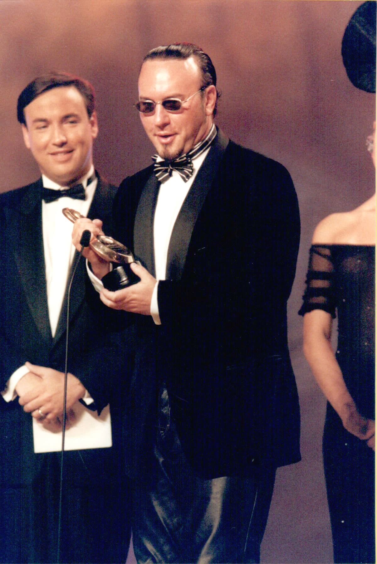 La Canción Pop del Año fue 'La copa de la vida', la cual forma parte del cuarto álbum de estudio 'Vuelve', grabado por Ricky Martin. El puertorriqueño no pudo recoger el premio pero sí lo hizo el maestro Desmond Child, escritor de ese tema.