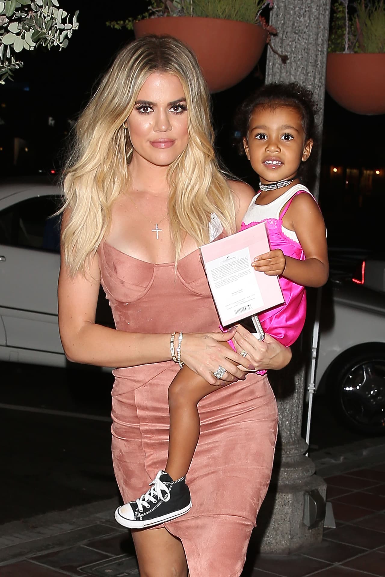 North salió del restaurante de mejor humor, en brazos de su tía 'Koko'.