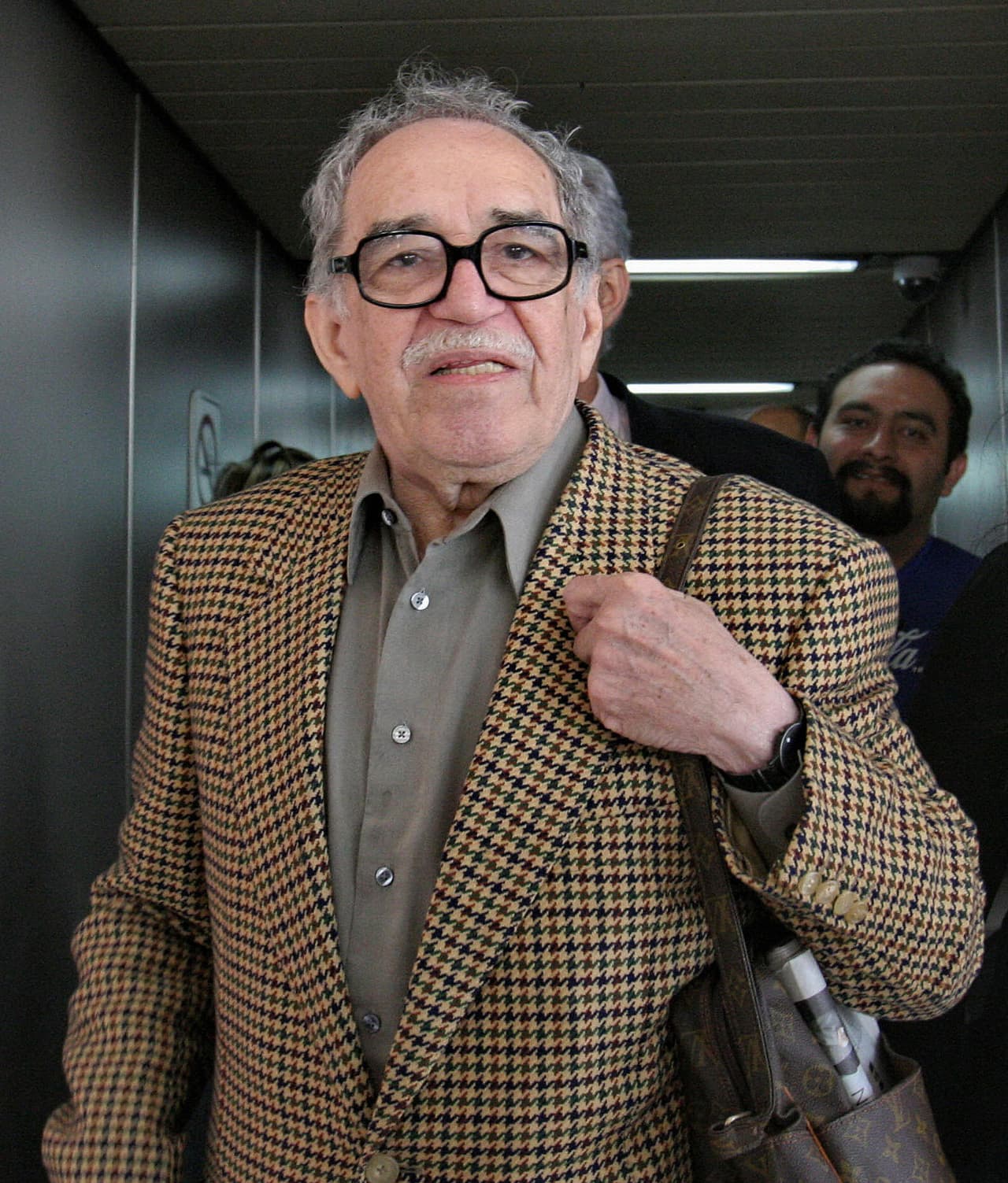 Gabriel García Márquez fue un novelista colombiano y uno de los más grandes escritores del siglo XX. Recibió el Premio Nobel de Literatura en 1982, principalmente por su obra maestra
<i>Cien años de soledad</i>. Murió en 2014 en Ciudad de México.