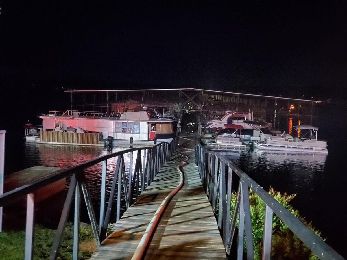 La causa del incendio está siendo investigada por la Oficina del Jefe de Bomberos del condado de Hall.