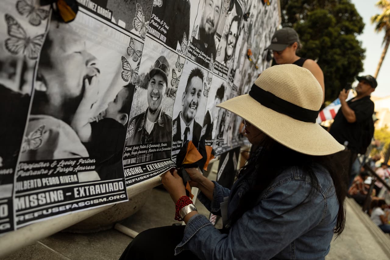 Portaban pancartas, banderas mexicana y estadounidenses en señal de unidad.