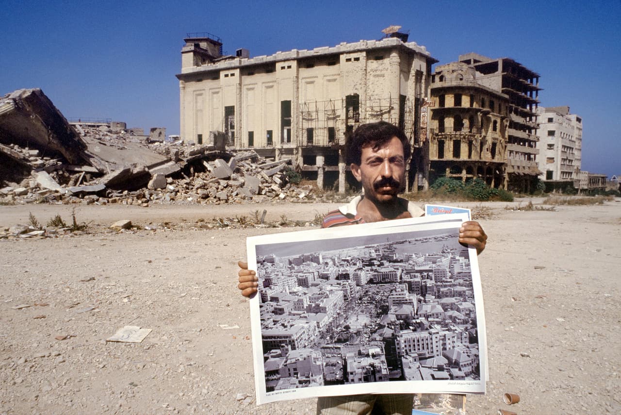 <b>La Guerra Civil en Beirut, 1975-1990: </b>Ya en la historia más moderna, Beirut fue bombardeada hasta dejarla en cenizas durante la guerra civil del Líbano, que duró quince largos años. La ciudad, 
<a href="https://www.washingtonpost.com/news/monkey-cage/wp/2016/10/12/beiruts-lessons-for-how-not-to-rebuild-a-war-torn-city/?utm_term=.546fe86be175">como señala <i>The Washington Post</i></a>, debe servir de lección a Alepo –asumiendo que los combates cesen alguna vez en la urbe siria– acerca de cómo no debe ser rehecha una ciudad devastada.