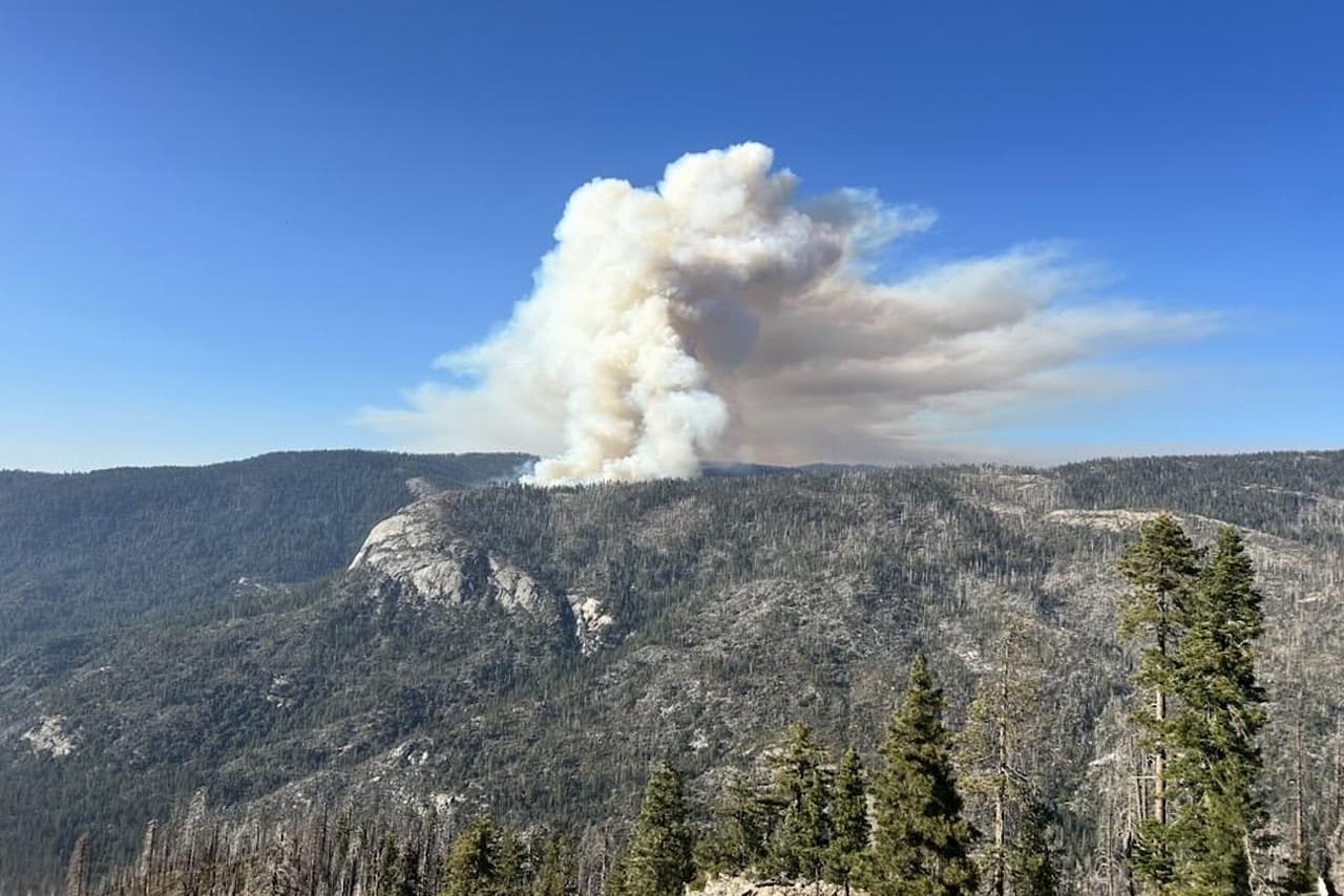Un helicóptero de extinción de incendios se estrella cerca del parque nacional Yosemite, causando la muerte de ambos pilotos
