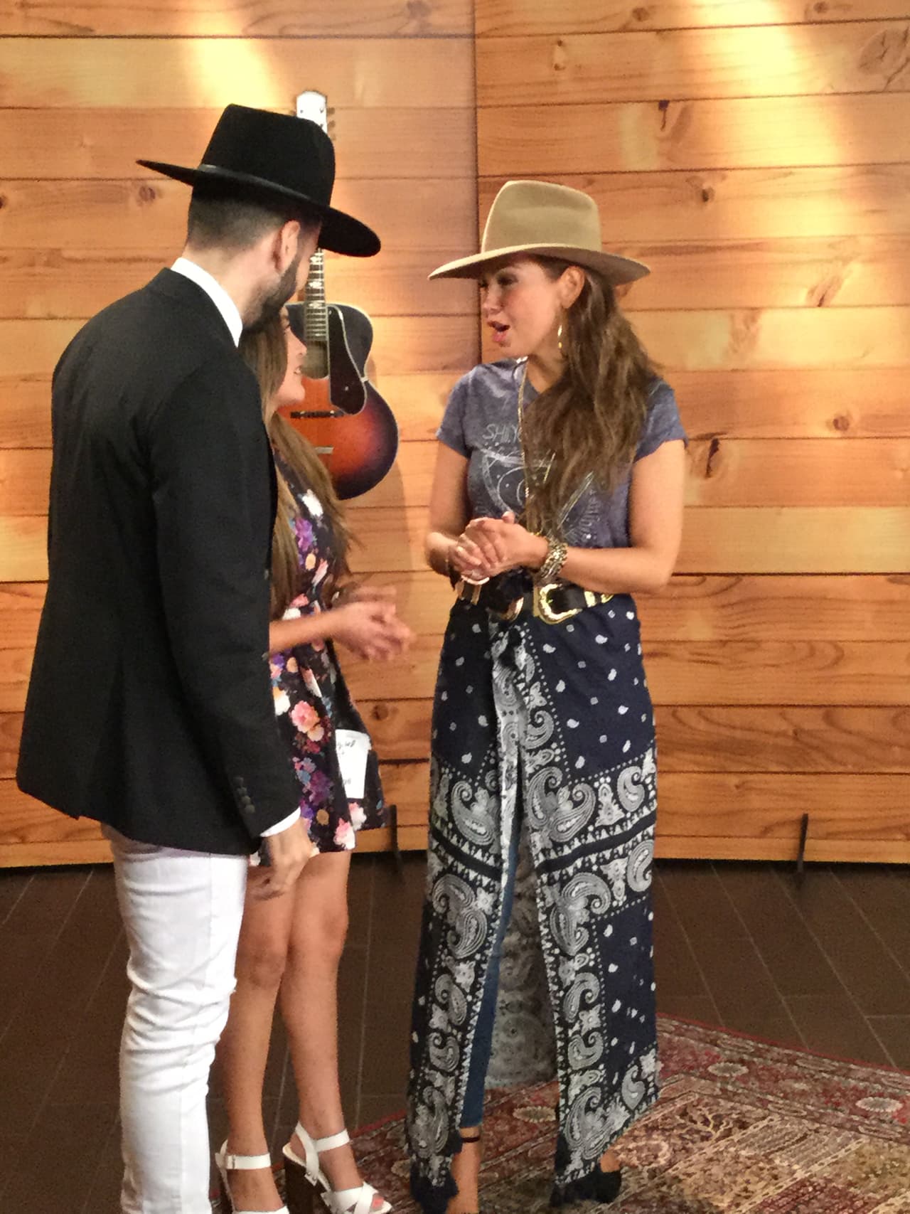 Rubí Ibarra cumplió otro de sus sueños en Premio Lo Nuestro: conoció a Thalía durante una entrevista. Las "quinceañeras" se tomaron selfies juntas.