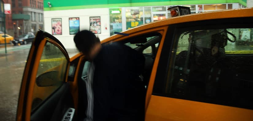 Es necesario aprovechar los descansos para hacer paseos; Carmen Escalada, nutricionista del IMEO, explica que –aunque los
<i>breaks</i> solo duren 15 minutos– ayudan a mantener el peso y a evitar la retención de líquidos.
<b>Y si necesita una bebida con <a href="https://www.univision.com/noticias/salud/como-un-adolescente-murio-por-consumir-demasiada-cafeina">cafeína</a>, recomienda uno o dos cafés al día cada 8 horas</b>.