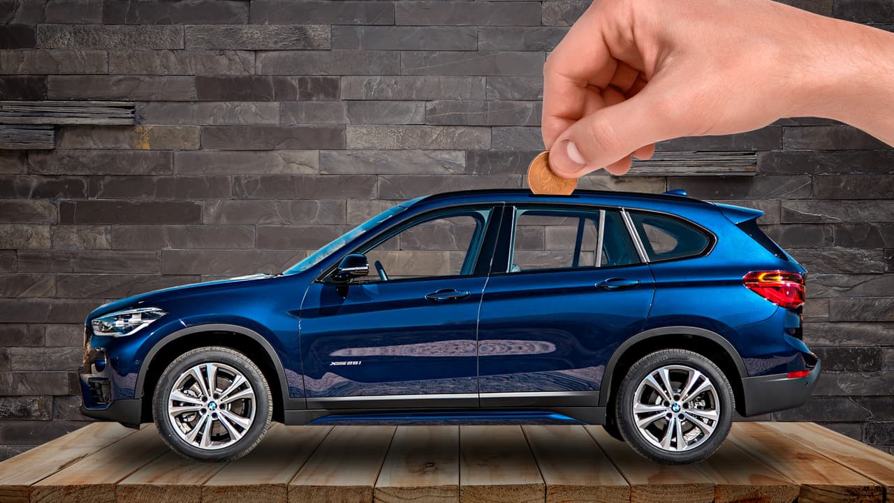 Normalmente comprar un carro de poco uso es una mejor idea que comprar el mismo modelo nuevo, ya que se evita el golpe financiero que representa la perdida del valor que cualquier vehículo sufre con solo salir del concesionario. De hecho, en promedio un carro nuevo cuesta 30.2% más caro que el mismo modelo con un año de uso. Sin embargo, esta regla tiene excepciones.
<br>
<br>Un estudio de la organización de investigación automotriz 
<a href="https://www.iseecars.com/"><b>iseecars.com</b></a> nos revela cuales son los 
<b>10 modelos que menos se deprecian en relación a versiones del mismo modelo con un año de uso</b>. Estos autos pueden representar una mejor opción cuando son comprados nuevos ya que de esa manera son adquiridos con la totalidad de su garantía de fábrica, lo que en el caso de algunas marcas de lujo implica incluso servicios periódicos incluidos en el precio. Iseecars.com analizó más de 7 millones de transacciones por autos nuevos y usados ocurridas entre agosto de 2018 y enero de 2019, y determinó que los siguientes 10 modelos son los autos con menos diferencia de precio entre modelos nuevos y modelos con poco uso.