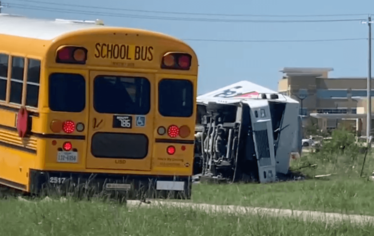 Transportan a tres personas al hospital tras accidente con autobús escolar en Leander 