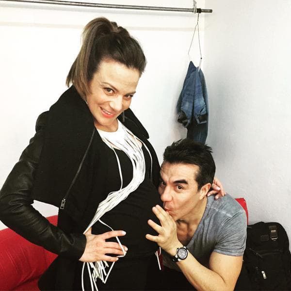 Sus compañeros y amigos la han apapachado como nunca. Adrián Uribe compartió en redes sociales: "Visita sorpresa a mi show, me encantó verte Silvia Navarro. ¡Te ves hermosa panzona!".