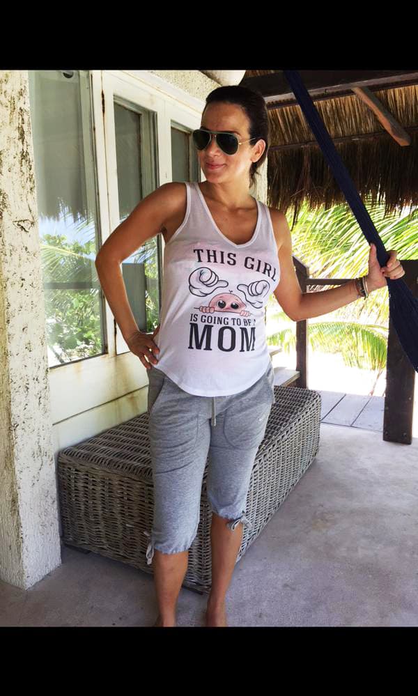Y agradeció la playera que le regalaron para no pasar calor en la playa y que nos aclara que muy pronto será una linda mamá.