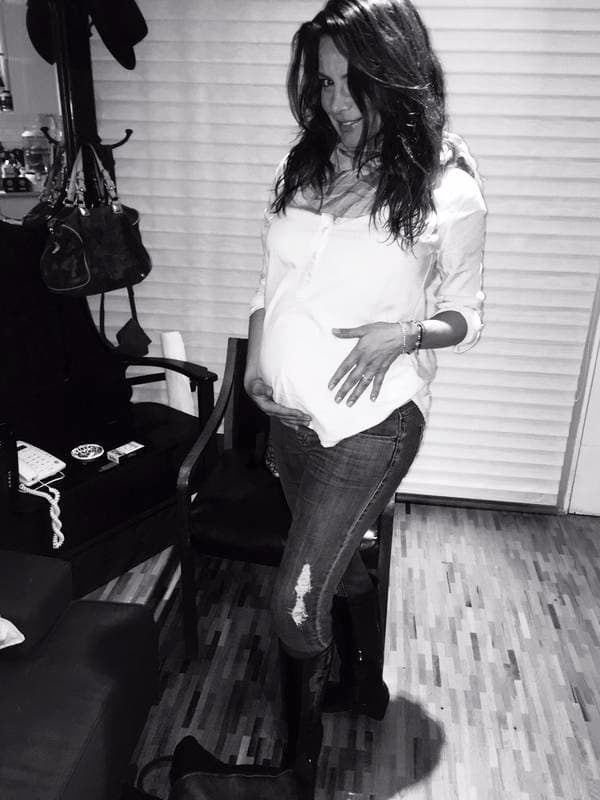 A través de su cuenta de Twitter fue donde la artista dio la noticia a sus seguidores. También nos compartió dos fotos de lo grande que está su pancita pues ya está próxima a dar a luz.