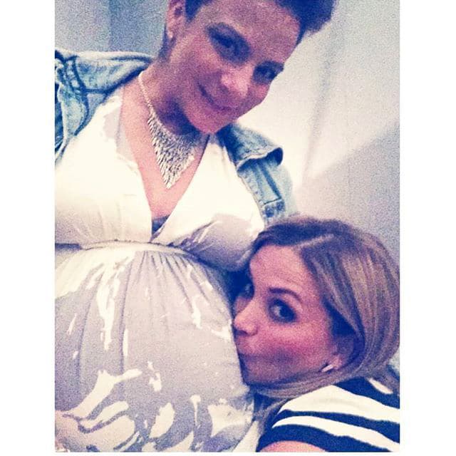 Y Silvia estaba encantada de presumir su adorable pancita.