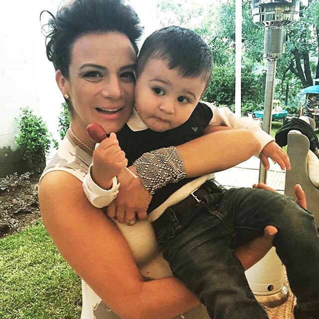 Emocionada, también posó con el bebé de una de sus amigas. En pocos meses así la veremos con su propio bebé.