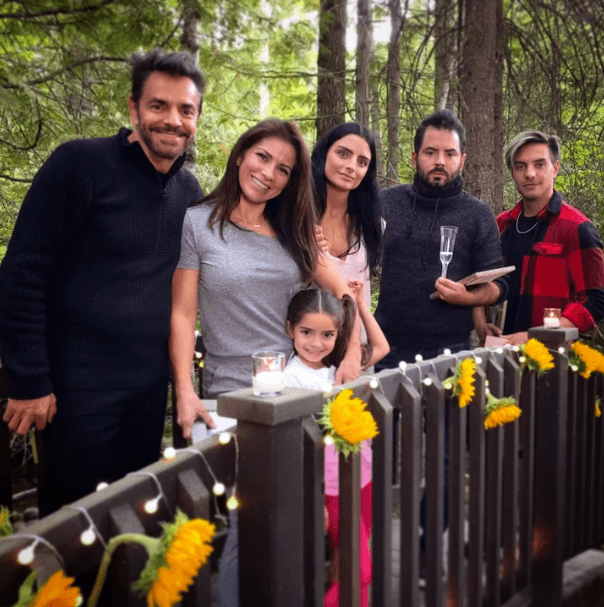 El actor y productor de cine 
<b>Eugenio Derbez</b> es un orgulloso padre de cuatro hijos, Aislinn de 36, Vadhir de 31, José Eduardo de 29 y Aitana Derbez de 7 años.