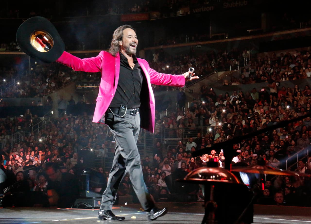 Tras la disolución de la agrupación, Solís lanzó su primer disco en solitario al que denominó "En pleno vuelo".