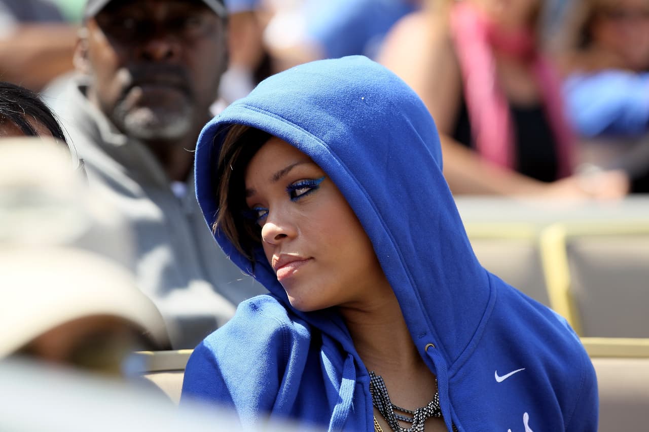 Rihanna también se ha dejado pillar en el estadio de los Dodgers y con el maquillaje necesario para apoyar con estilo.