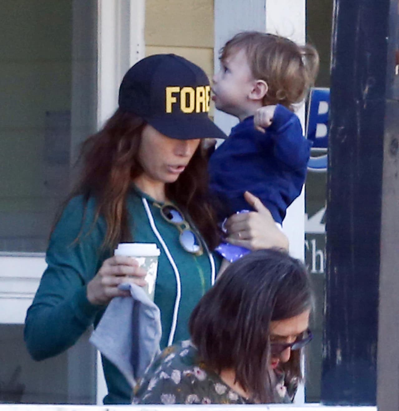 Silas sacó los rizos rubios de su papi.