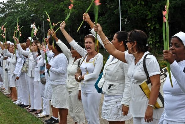 En momentos de tensión por el plazo y tras salir de misa en el templo Santa Rita, al oeste de La Habana, 30 Damas de Blanco caminaron kilómetro y medio -más de lo que marchan usualmente cada domingo- y levantando gladiolos rosa gritaron: "¡Libertad!".