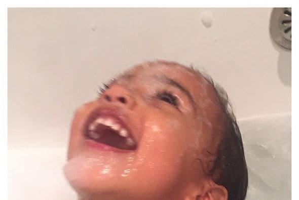 Cute! Kim nos regaló una de las fotos más lindas de su nena, ¡disfrutando de la hora del baño!