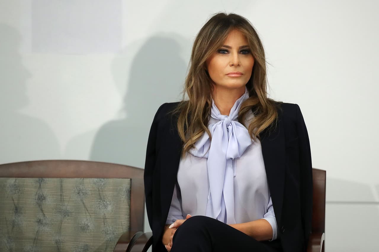 Una verdadera avalancha de críticas se desata cada vez que Melania Trump hace una aparición pública alrededor de su campaña para evitar el
<i> bullying</i> cibernético, 'Be Best'. A pesar de los señalamientos, ella insiste en su objetivo.
<b>Este lunes ha hecho parte de una conferencia federal </b>en la que ha llamado la atención a las compañías tecnológicas “para que provean a los niños con información y herramientas para
<a href="https://www.cnn.com/2018/08/20/politics/melania-trump-cyberbullying/index.html">tener hábitos sanos en las redes sociales</a>”.
<br>