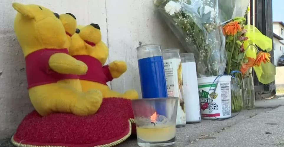 Peluches, flores y velas que han sido dejados en las afueras de la casa donde murió Yónatan.