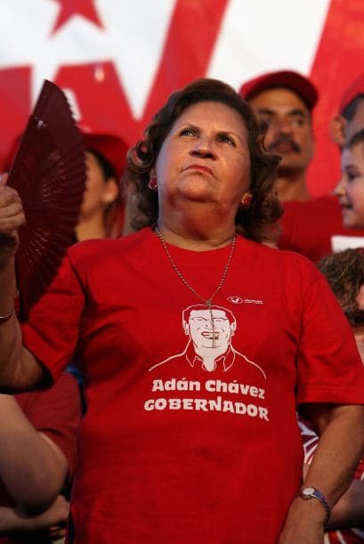 Empezando por su madre Elena Frías, con quien mantiene una estrecha relación y que suele acompañarlo en actividades de su gobierno.