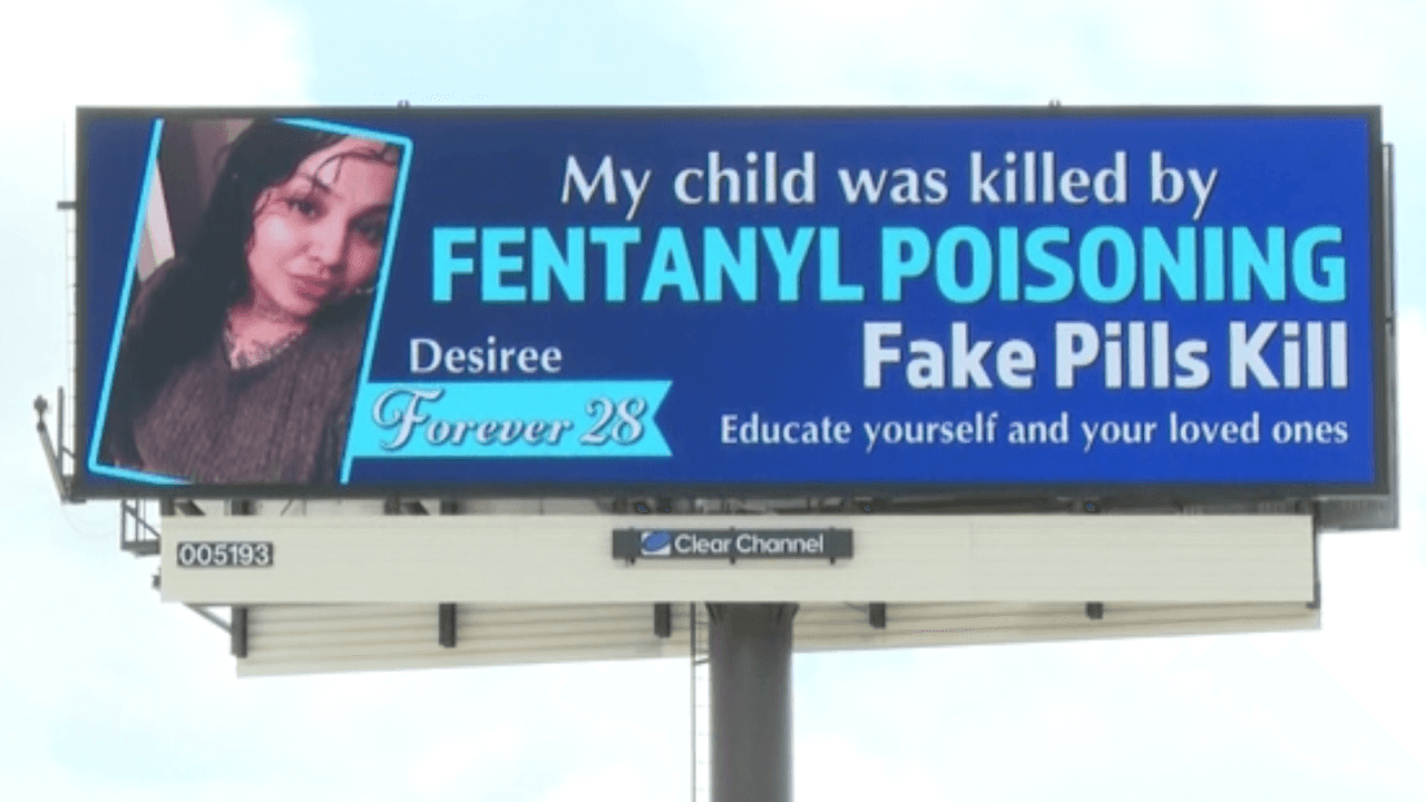 Los espectaculares intentan educar a las personas sobre los riesgos de las pastillas que contienen fentanilo.