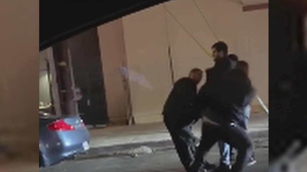 Un hombre lucha por su vida tras ser víctima de un ataque de aparente furia al volante