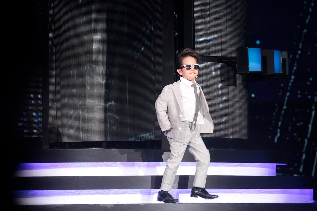 Llegó usando gafas oscuras y todo.