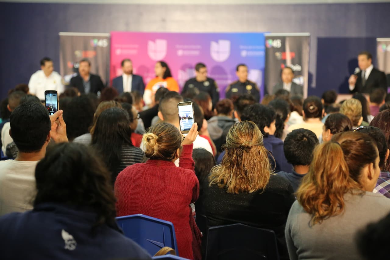 El pasado jueves 9 de febrero, el gimnasio de la escuela YES Prep Gulfton, en Houston, recibió a cientos de inmigrantes que acudieron a un foro comunitario en busca de respuestas con relación a las nuevas órdenes ejecutivas de Donald Trump.
