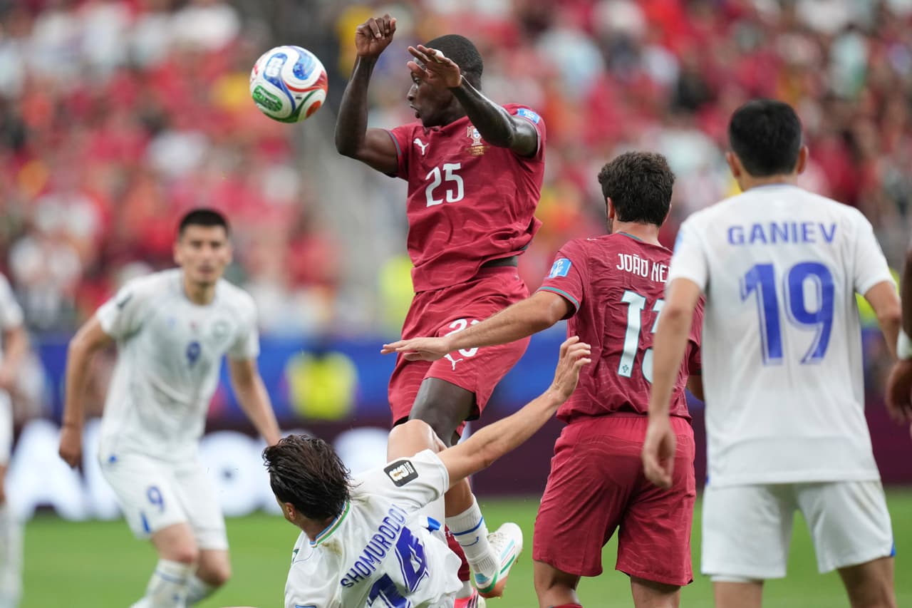 Nuno Mendes (25) de Portugal salta para alcanzar el balón durante el partido de fútbol del Grupo K de la Copa Mundial entre Portugal y Uzbekistán en Houston