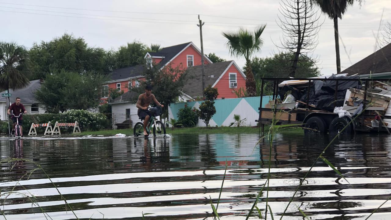 La depresión tropical Imelda sigue su lento recorrido hacia el noroeste de Texas y trae más lluvias