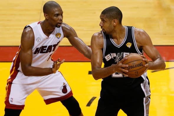 Habrá séptimo juego entre los Spurs y los Heat (30 fotos) ¡Locura total! Un juego electrizante, inolvidable, donde ambos equipos dieron una demostración inolvidable en el American Airlines Arena, manteniendo en vilo a los fanáticos en San Antonio y en Miami, primero durante los 48 minutos regulares y después en los 5 minutos de OT. .Tim Duncan, con una clásica demostración durante todo el partido, anotó más tantos en la primera mitad que la combinación de los 3 de Miami, Wade-James-Bosh 25/21, facilitando que los Spurs dominaran al Heat hasta comenzar el cuarto período, cuando Miami llevo a cabo un cambio de jugadores. Cuando solo faltaban 5 segundos para coronarse campeones los San Antonio Spurs, el incomparable Ray Allen empató el partido con un tiro de 3 puntos, forzando el OT. Con 1:43 en el reloj, LeBron James (triple/doble, 32 puntos, 11 asistencias y 10 rebotes) encaramó al Heat 101-100, y al concluir el OT, de nuevo Allen realizó una formidable jugada defensiva, dando dos puntos más al Heat, que terminó, a pesar de los umpires y para desconcierto de los comentaristas que daban el cetro a San Antonio, 103-101 sobre los Spurs. .