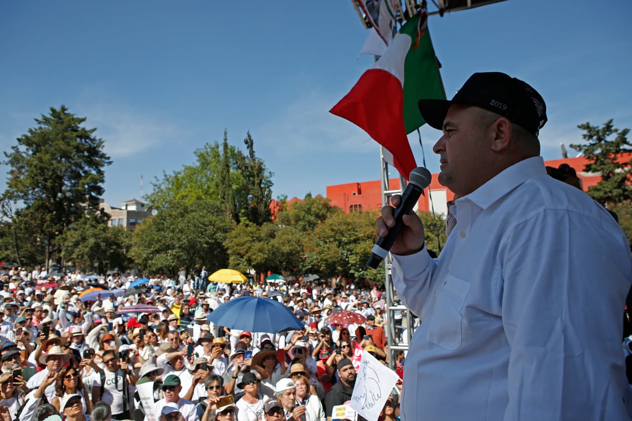"Nosotros estamos marchando para unir al país, no para dividir. Nos podemos caer mal, podemos odiarnos, pero debemos estar de acuerdo que la vida es más importante y debemos unirnos para detener el asesinato y la masacre en nuestro país", dijo Julián Lebarón antes del inicio de la protesta.