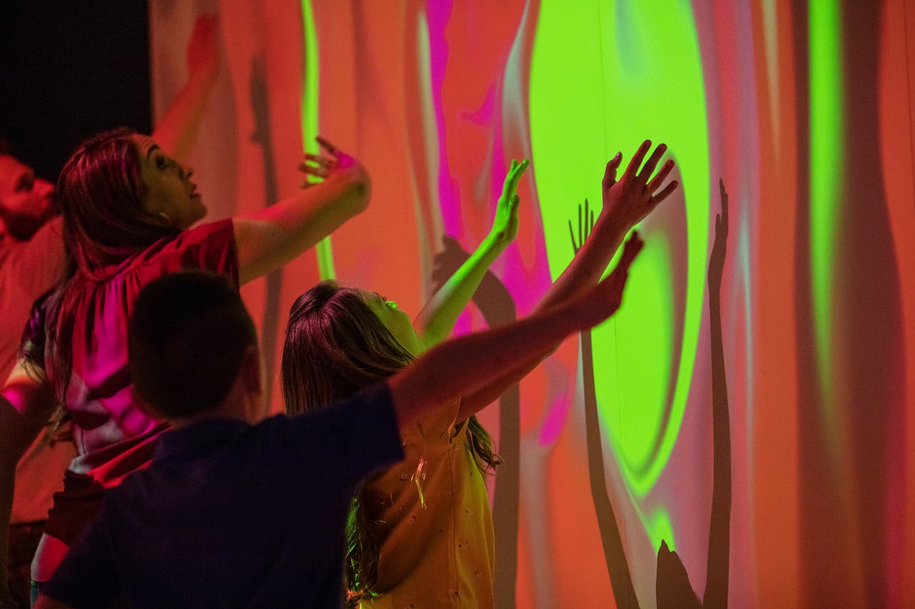 <a href="https://nhmu.utah.edu/" target="_blank"><b>Museo de Historia Natural de Utah</b></a>
<b>: </b>
<br>Exposición interactiva para descubrir el significado de los colores dependiendo del lugar y el tiempo. Por ejemplo la identidad social del color rojo entre el estatus del poder y el matrimonio. Abierto hasta el
<b>14 de agosto del 2022</b>, de lunes a domingos de
<b>10 a.m. a 5 p.m.</b>, la entrada general incluye la exposición y sus precios van desde los
<b>$19.95 </b>para los adultos hasta los
<b>$14.95</b> para niños de tres a 12 años, menores de dos años no pagan entrada al igual que los estudiantes de la Universidad de Utah. Reservaciones aquí:
<a href="https://nhmu.utah.edu/welcome" target="_blank">https://nhmu.utah.edu/ </a>
<br>Dirección: 301 Wakara Way, Salt Lake City.