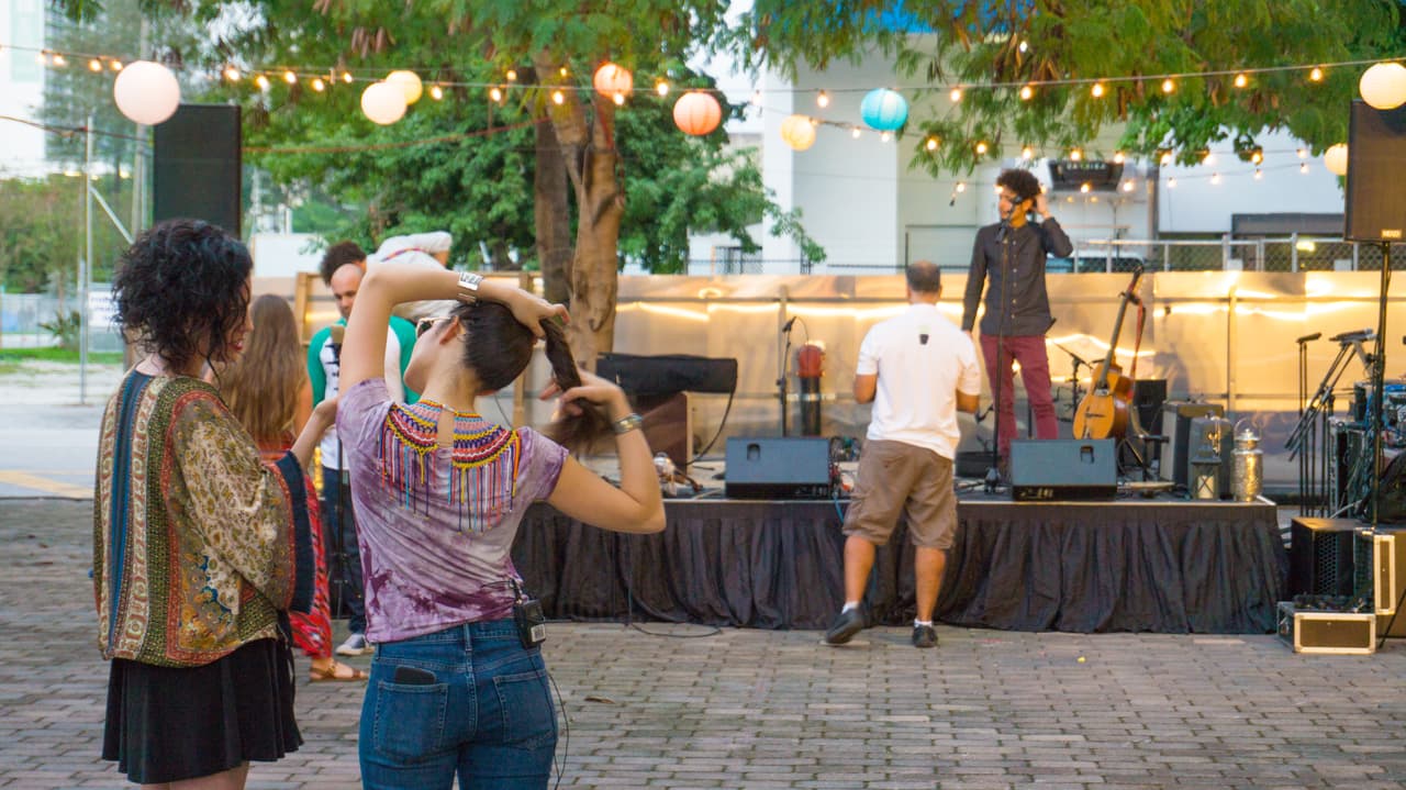 Catalina García (de espaldas, a la derecha) es la voz principal de la agrupación, ella fue la última en llegar al soundcheck.
