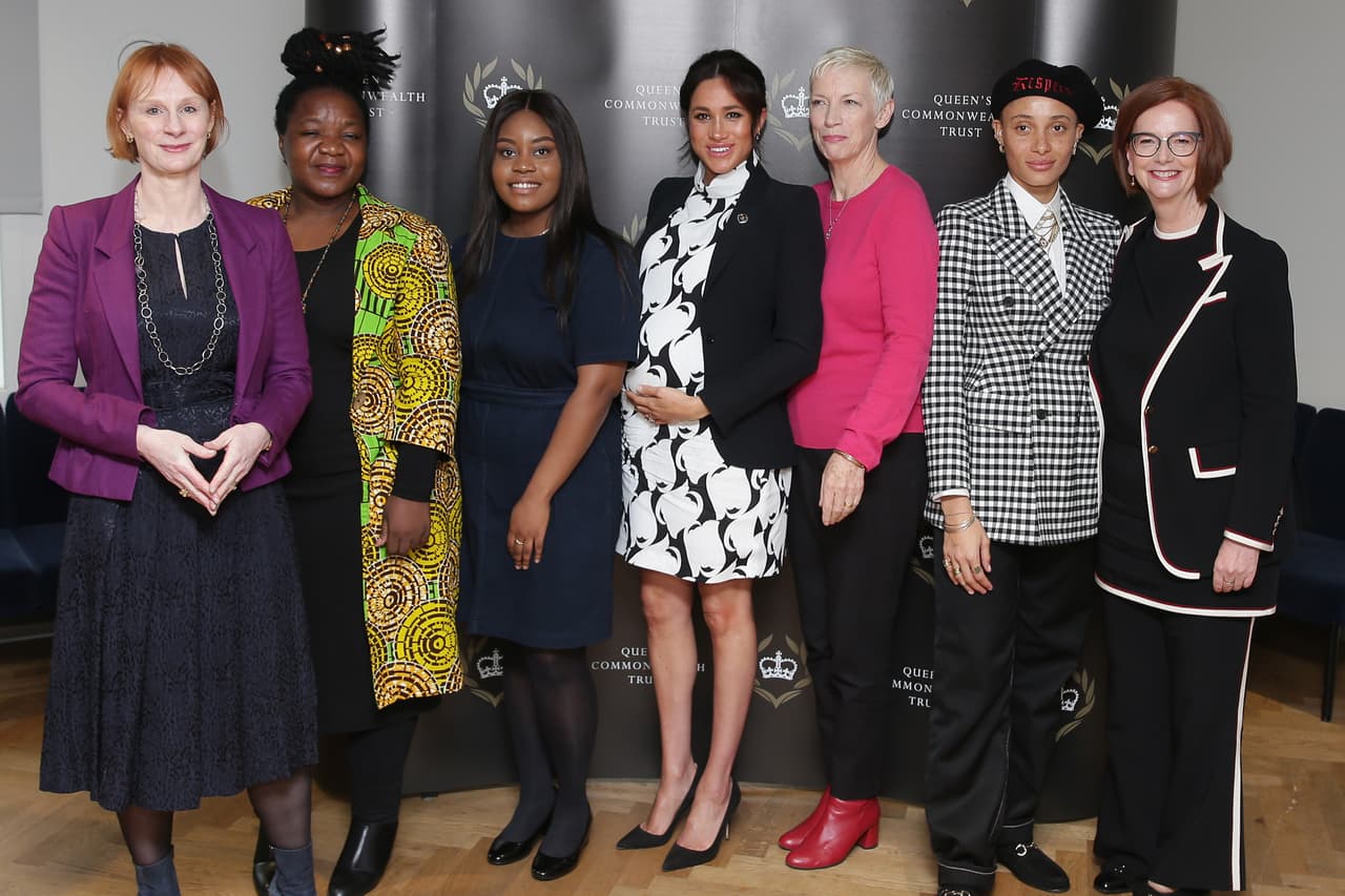 Junto a líderes y activistas como Annie Lennox (fundadora de The Circle NGO), Adwoa Aboah (fundadora de Gurls Talk), Julia Gillard (presidenta del Instituto Global para el Liderazgo de las Mujeres) y Chrisann Jarrett (fundadora de Let Us Learn), entre otras, 
<b><a href="https://www.univision.com/famosos/meghan-espera-que-su-bebe-nino-o-nina-o-lo-que-sea-venga-al-mundo-siendo-feminista-video">Meghan Markle compartió sus puntos de vista</a></b>
<a href="https://www.univision.com/famosos/meghan-espera-que-su-bebe-nino-o-nina-o-lo-que-sea-venga-al-mundo-siendo-feminista-video">. </a>
