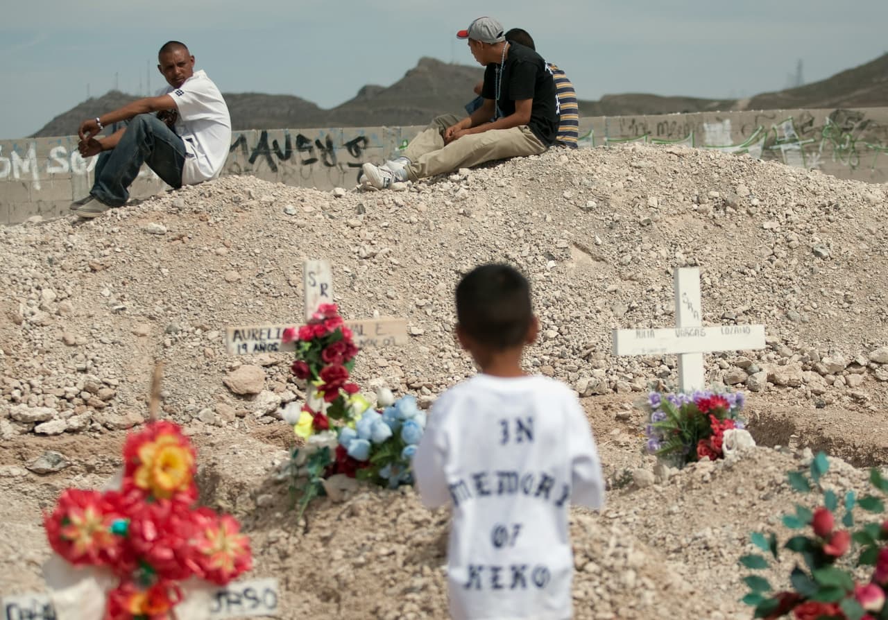 <b>"In memory of Keko". </b>Familiares y amigos de Sergio Hernández tras el entierro del adolescente en Ciudad Juárez, el 10 de junio de 2010.