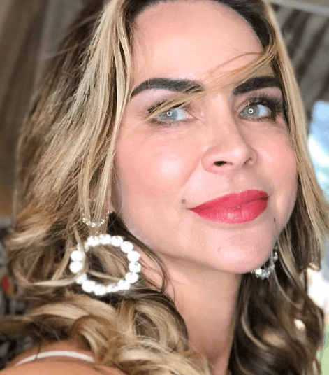 "Un día me tocó en el camerino y me dijo: '¿Sabes que tienes el cabello igual que yo?'. Y yo 'Ay lo siento'. Y en ese momento me hizo un gran favor porque Fabiola (su personaje) se hizo famosa con unos lentes y unas colitas", contó Mujica.
<br>