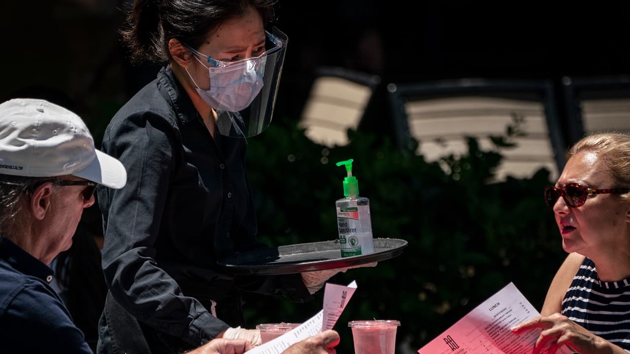 El personal de servicio utilizará máscaras fasciales sin excepción. Algunos condados exigirán máscaras y escudos, pero Kern aún no ha publicado una determinación al respecto.
