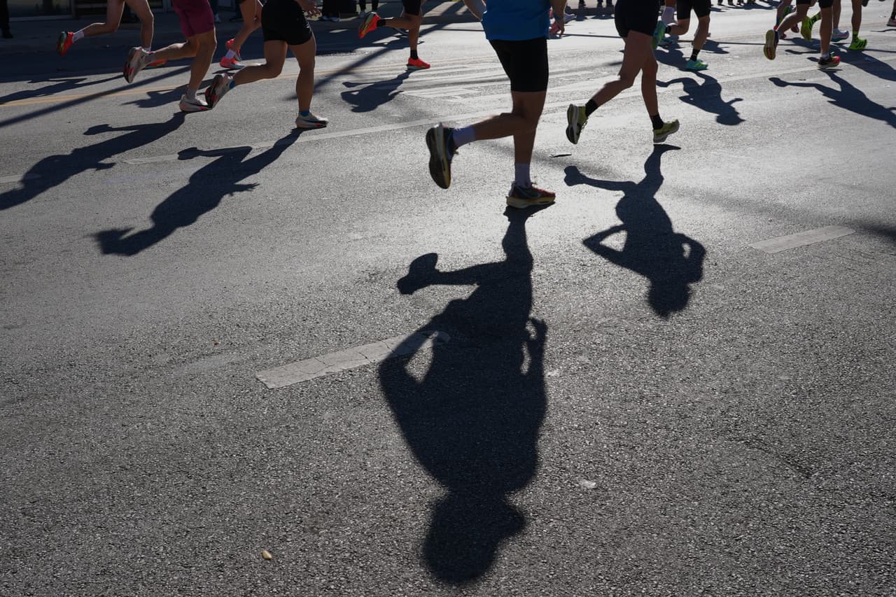 El recorrido tiene un 
<b>límite de tiempo de seis horas y media</b>, tras el cual las calles comienzan a reabrirse al tráfico. Los corredores deben mantener un ritmo promedio de 
<b>15 minutos por milla</b> para completar el trayecto.